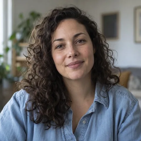 AI-made portrait of Sara Ahmadi from the MAiKE team: a woman in her late 20s with dark curly hair and a light denim shirt